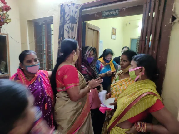 ଲକଡାଉନରେ ରନ୍ଧା ଖାଦ୍ୟ ଯୋଗାଣକୁ ୭ ମାସ ବିତିଲା; ମିଳିଲାନି ପାଉଣା, ଘଣ୍ଟାଏ କାଳ ତାଲା ପକାଇଲେ ମହିଳା