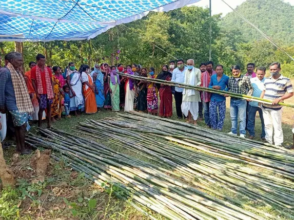 ଜୁନାଗଡ଼ ବ୍ଲକ୍‌ରେ ଜଙ୍ଗଲ ଅଧିକାର ସାବ୍ୟସ୍ତ କଲେ ଗ୍ରାମବାସୀ,  ଗ୍ରାମ ଜଙ୍ଗଲ କମିଟି ଦ୍ୱାରା ଗୋଷ୍ଠୀ ଜଙ୍ଗଲର ବାଉଁଶ ବିକ୍ରି ଶୁଭାରମ୍ଭ