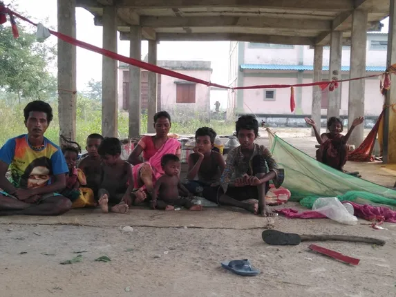 ଖୋଲା ଆକାଶ ତଳେ ଜୀବନଯାପନ କରୁଛନ୍ତି ଦୁର୍ଲଭ ଓ ତାଙ୍କ ପରିବାର; ସରକାରୀ ସୁବିଧାରୁ ବଞ୍ଚିତ ରହିଛନ୍ତି ପରିବାରର ଲୋକେ