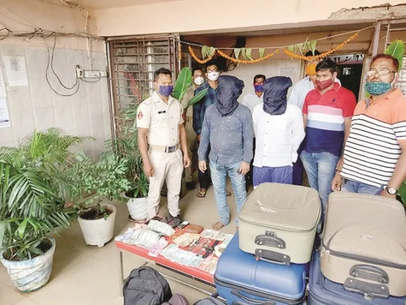 ବନ୍ଧା ହେଲେ ୨ ନିଶାଦିଆ ଲୁଟେରା; ୧.୦୩ ଲକ୍ଷ ଟଙ୍କା, ସୁନା ଅଳଙ୍କାର ଓ ବିଦେଶୀ ମୁଦ୍ରା ଜବତ