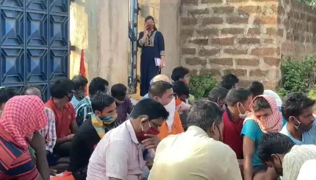 ଓଟିଭି ସାରୁଅ କାର୍ଯ୍ୟାଳୟ ସମ୍ମୁଖରେ ଠିକା କର୍ମଚାରୀଙ୍କ ଧାରଣା 