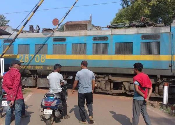 ଅଳ୍ପକେ ଟଳିଗଲା ଅଘଟଣ : ଗେଟ୍‌ ଖୋଲାଥିଲା, ମାଡ଼ିଆସିଲା ଟ୍ରେନ୍‌