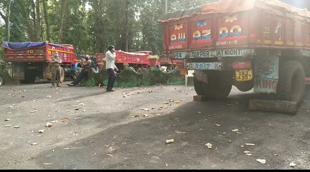 ରାସଗୋବିନ୍ଦପୁର ଷ୍ଟୋନ୍ କ୍ବାରୀ ପରମିଟରେ ଶ୍ୟାମାଖୁଣ୍ଟାରୁ ଚାଲାଣ: ୬ ବୋଲ୍ଡର ବୋଝେଇ ଡମ୍ଫର ଜବତ କଲା ବନ ବିଭାଗ