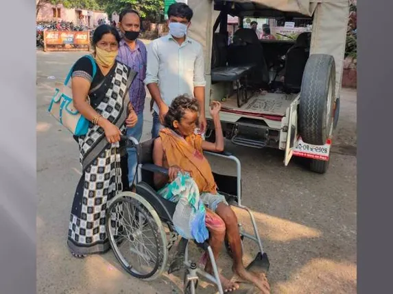 ଅସହାୟ ବୃଦ୍ଧାଙ୍କୁ ଉଦ୍ଧାର କରି ଡାକ୍ତରଖାନାରେ ଭର୍ତ୍ତି କଲା ଉଲୁଣ୍ଡା ବ୍ଲକ ପ୍ରଶାସନ