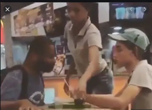 ଦିବ୍ୟାଙ୍ଗ ବ୍ୟକ୍ତିଙ୍କୁ ହାତରେ ଖୁଆଇଲେ ରେସ୍ତୋରାଁରେ କାମ କରୁଥିବା ଦୁଇଜଣ ମହିଳା