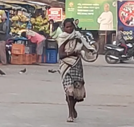 କୁଚିଣ୍ଡା: ବସ୍‌ଷ୍ଟାଣ୍ଡ୍‌କୁ ଝାଡ଼ୁରେ ସଫା କରି ଚର୍ଚ୍ଚାରେ ଦିବ୍ୟାଙ୍ଗ ମହିଳା