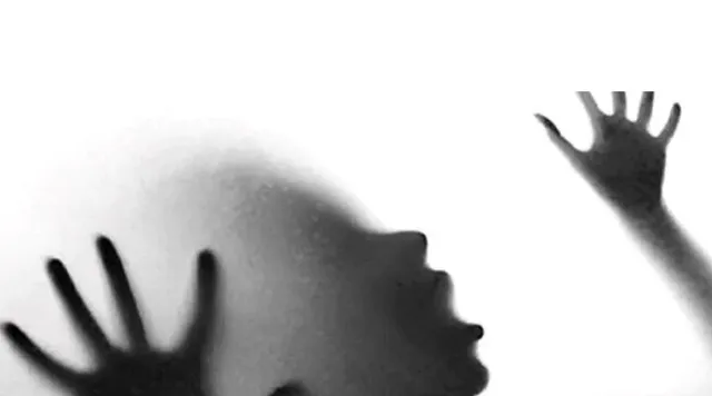 ପତ୍ନୀଙ୍କୁ ନିର୍ଯାତନା ଦେଉଥିବା ବେଳର ଭିଡିଓ ଭାଇରାଲ୍‌ ହେବା ପରେ ସବ୍‌-ଇନ୍‌ସ୍ପେକ୍ଟର ନିଲମ୍ବିତ