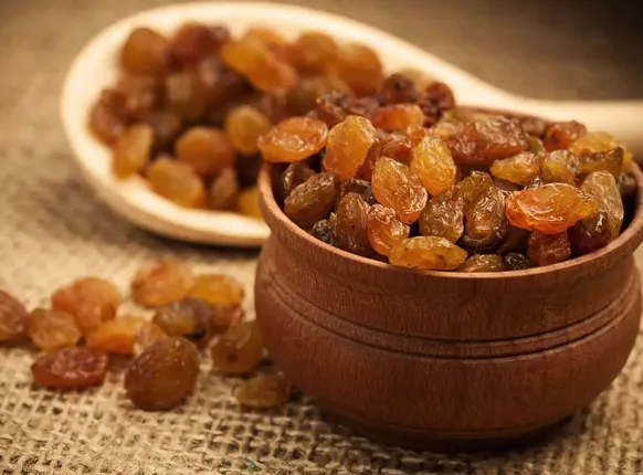 କେବଳ ସ୍ବାଦ ପାଇଁ ନୁହେଁ, ସ୍ବାସ୍ଥ୍ୟ ପାଇଁ ବି ଖାଆନ୍ତୁ କିସ୍‌ମିସ୍‌; ଦୂରେଇ ଯିବ ଅନେକ ଶାରୀରିକ ସମସ୍ୟା