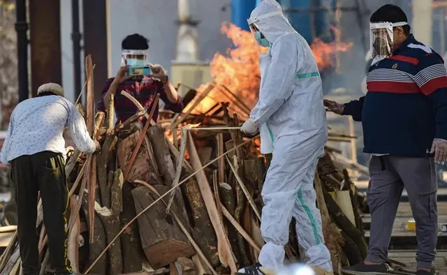 ଦିଲ୍ଲୀରେ ବେକାବୁ ହେଉଛି  କରୋନାଜନିତ ମୃତ୍ୟୁ, ଘଣ୍ଟାକୁ ଯାଉଛି ୫ ଜୀବନ