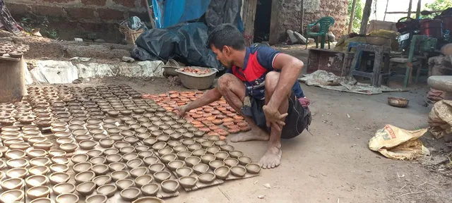 ଆସିଲାଣି ଦୀପାବଳୀ , ଖୋଜା ପଡ଼ିଲାଣି ମାଟି ଦୀପ