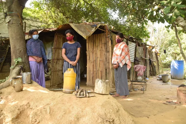 ସୀମା ଟପିଯାଇଛି ଦାରିଦ୍ର୍ୟ ଯାତନା, ତିନି ଭଉଣୀ ମୁଣ୍ଡେଇଛନ୍ତି ପରିବାର ବୋଝ