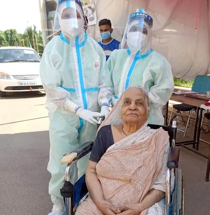 କରୋନାକୁ ପରାସ୍ତ କଲେ ୯୨ ବର୍ଷୀୟା ବୟୋଜ୍ୟେଷ୍ଠା; ସୁସ୍ଥ ହୋଇ ଘରକୁ ଫେରିଲେ