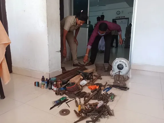 ନୟାଗଡ଼ରେ ଦେଶୀ ବନ୍ଧୁକ ତିଆରି,  ୩ ବନ୍ଧୁକ ସମେତ ସରଞ୍ଜାମ ଜବତ, ଜଣେ ଗିରଫ