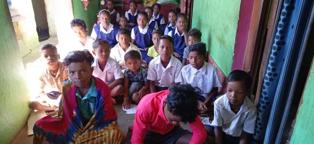 ମୋବାଇଲ ନେଟୱର୍କ ନ ଥିବାରୁ ଅନଲାଇନ ଶିକ୍ଷାରୁ ବଞ୍ଚିତ ହେଉଛନ୍ତି ଛାତ୍ରଛାତ୍ରୀ, ନିଜ ଘର ବାରଣ୍ଡାରେ ମାଗଣାରେ ପାଠ ପଢାଉଛନ୍ତି ଆଦିବାସୀ ଯୁବକ