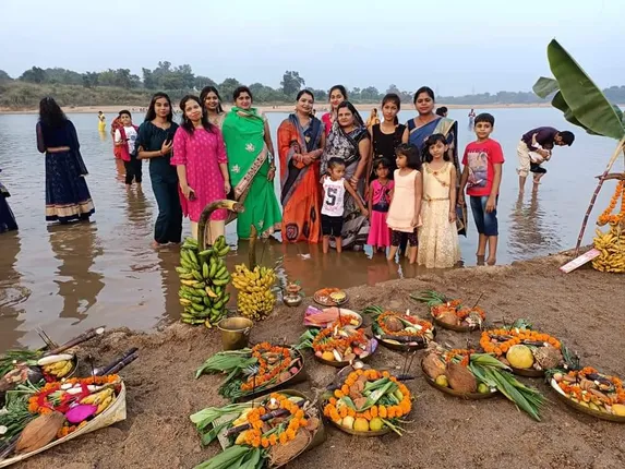 ସୁନ୍ଦରଗଡ଼ରେ ଛଟପୂଜା: କିଏ ଘରେ, କିଏ ଘାଟରେ ସୂର୍ଯ୍ୟଙ୍କୁ ଢାଳିଲେ ଅର୍ଘ୍ୟ