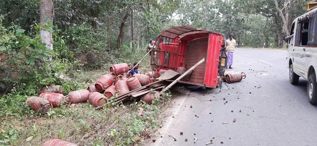ଗୋଡ଼ଭଙ୍ଗା ଘାଟିରେ ଓଲଟିଲା ଗ୍ୟାସ୍‌ ବୋଝେଇ ଅଟୋ
