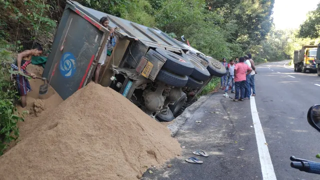 ରାଣୀପଥର ଘାଟିରେ ଓଲଟିଲା ବାଲି ବୋଝେଇ ହାଇୱା