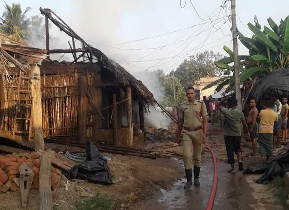 ବାପା-ମା’ଙ୍କ ଝଗଡ଼ା ଦେଖି ଘରେ ନିଆଁ ଲଗାଇଲା ପୁଅ