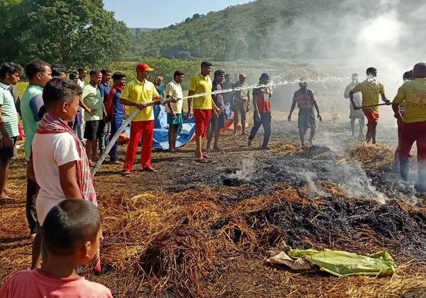 ଧାନ ଖଳାରେ ନିଆଁ ଲାଗି ଧାନ ଗଦା ପୋଡି ପାଉଁଶ