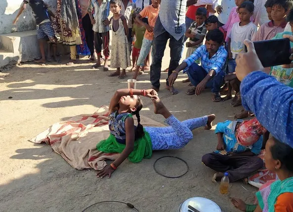 ଲକଡାଉନ୍ ଛଡେଇ ନେଲା ଜୀବିକା; ସର୍ବସ୍ବାନ୍ତ ପରିବାର ରାସ୍ତାରେ ଖେଳ ଦେଖାଇ ପୋଷୁଛନ୍ତି ପେଟ