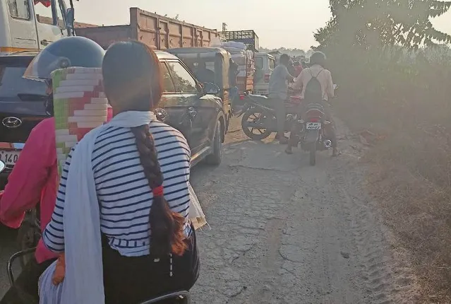 ଟ୍ରକ୍‌ ଦୁର୍ଘଟଣାଗ୍ରସ୍ତ: ୧୪୩ ନଂ ଜାତୀୟ ରାଜପଥରେ ଯାନବାହନ ଚଳାଚଳ ବାଧାପ୍ରାପ୍ତ