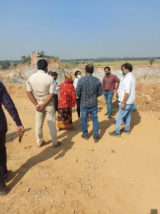 ହାଇକୋର୍ଟଙ୍କ ନିର୍ଦେଶ କ୍ରମେ ଗଙ୍ଗେଇ ଡ଼ୁବୁରୀ କଳାପଥର ପାହାଡ଼ରେ ପହଞ୍ଚିଲା ଜିଲ୍ଲା ପ୍ରଶାସନର  ୩ ଜଣିଆ ଟିମ