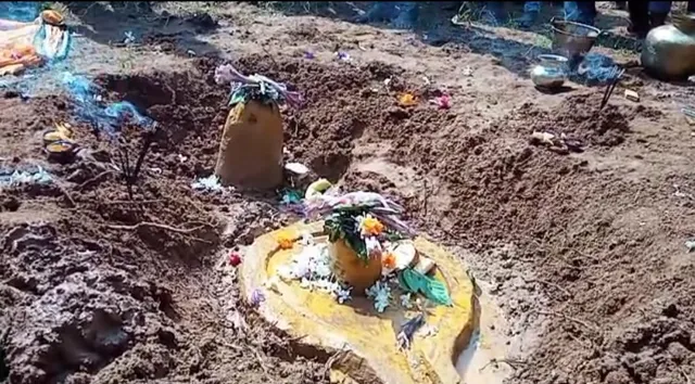 ପବିତ୍ର କାର୍ତ୍ତିକ ମାସର ସୋମବାରରେ ମାଟି ଖୋଳୁ ଖୋଳୁ ବାହାରିଲେ ଶିବଲିଙ୍ଗ