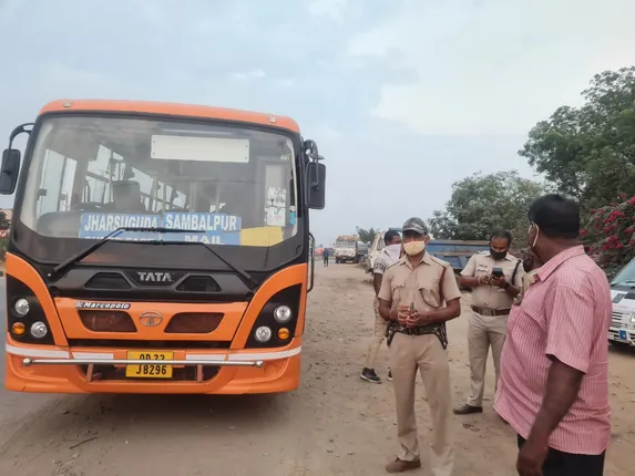 ‘ସମ୍ବାଦ ପ୍ରଭାବ’: ଯାତ୍ରୀଙ୍କୁ ଭଡ଼ା ଶୋଷଣ, ୬ ବସ୍‌କୁ ୭୦ ହଜାର ଜରିମାନା