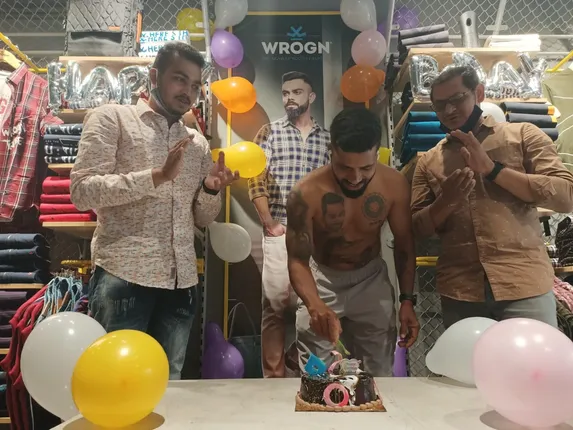 ବ୍ରହ୍ମପୁର ନିଆରାଢଙ୍ଗରେ କୋହଲିଙ୍କ ଜନ୍ମଦିନ ପାଳିଲେ ବିରାଟ ଫ୍ୟାନ୍