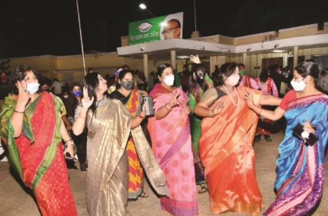 ବିଜେଡି କାର୍ଯ୍ୟାଳୟରେ ଉତ୍ସବ; ବିଜେପି, କଂଗ୍ରେସ କାର୍ଯ୍ୟାଳୟ ଶୂନ୍‌ଶାନ୍