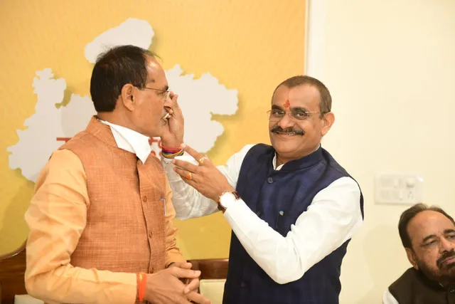 ମଧ୍ୟପ୍ରଦେଶ ଉପ-ନିର୍ବାଚନରେ ବିଜେପିର ବିପୁଳ ବିଜୟ, ୯ଟିରେ ବିଜୟ, ୧୦ଟିରେ ଆଗୁଆ, ସୁରକ୍ଷିତ ରହିଲା ଶିବରାଜ ସରକାର