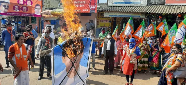 ଢେଙ୍କାନାଳ: ବିଜେପି ମହିଳା ମୋର୍ଚ୍ଚା ପକ୍ଷରୁ ମନ୍ତ୍ରୀ ଅରୁଣ ସାହୁଙ୍କ କୁଶପୁତ୍ତଳିକା ଦାହ