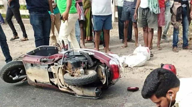 ସ୍କୁଟିକୁ ପଛରୁ ଧକ୍କା ଦେଲା ଟ୍ରକ୍‌: ମା’ ଓ ପୁଅଙ୍କ ମୃତ୍ୟୁ, ଅଳ୍ପକେ ବର୍ତ୍ତିଗଲେ ପୁତୁରା