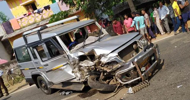 ବୋଲେରୋ ଓ ଟ୍ରକ୍ ମୁହାଁମୁହିଁ ଧକ୍କା, ଅଳ୍ପକେ ବର୍ତ୍ତିଗଲେ ଯାତ୍ରୀ