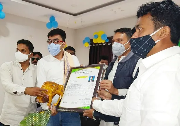 ସିଭିଲ ସର୍ଭିସ ପରୀକ୍ଷାରେ କୃତିତ୍ୱ ହାସଲ କରିଥିବା କଳାହାଣ୍ଡି ଜିଲ୍ଲାର ୨ଜଣଙ୍କୁ ବିଜେଡିର ସମ୍ବର୍ଦ୍ଧନା