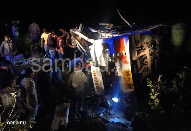 ୧୦ ଫୁଟ ତଳକୁ ଖସିପଡ଼ିଲା ଯାତ୍ରୀବାହୀ ବସ୍ : ଡ୍ରାଇଭର୍, ହେଲପରଙ୍କ ସମେତ ୩ ମୃତ; ୧୫ ଗୁରୁତର