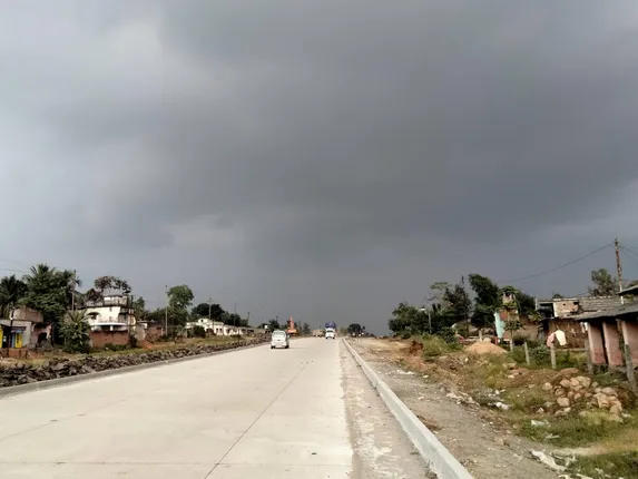 କାର୍ତ୍ତିକ ମାସରେ ଅନୁଗୁଳ ଆକାଶରେ କଳା ବାଦଲ। (ଫୋଟୋ: ପ୍ରଭାତ)