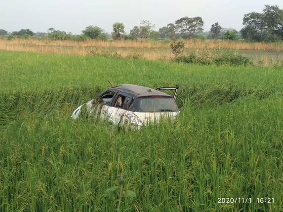 ଅନୁଗୁଳ ଜିଲ୍ଲା ବଅଁରପାଳରେ ଧନ ବିଲରେ ପଶିଲା କାର।