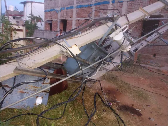 ଟ୍ରାନ୍‌ସଫର୍ମର ଉପରେ ପଡ଼ିଲା ଶୁଖିଲା ଆମ୍ବ ଗଛ