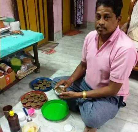 ଦୀପାବଳି ପାଇଁ ରବୀନ୍ଦ୍ରଙ୍କ ନିଆରା ପ୍ରୟାସ; ଗୋବର‌,ଗୋମୂତ୍ର, ଘିଅ, ଦହି ଓ କ୍ଷୀରରେ ଗଢ଼ା ହେଉଛି ଦୀପ