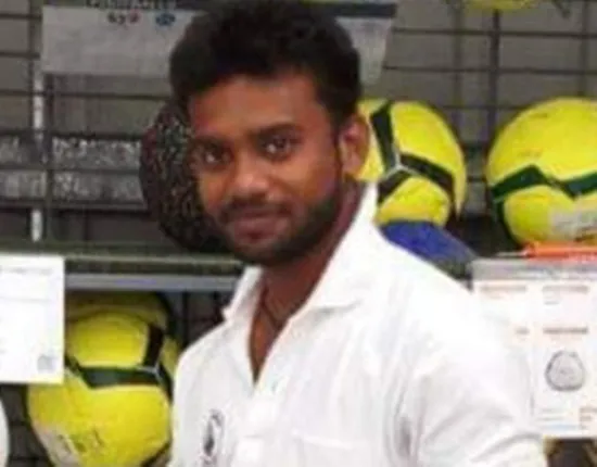 କ୍ରିକେଟ୍ ଖେଳିବା ବେଳେ ପିଚ୍ ଉପରେ ଟଳି ପଡ଼ିଲେ ଯୁବକ 