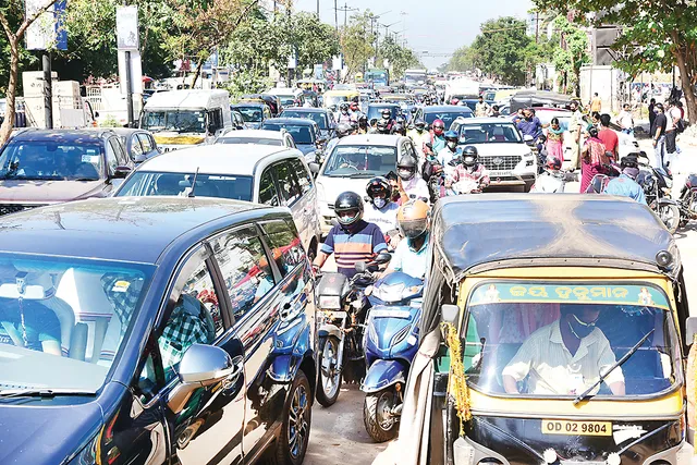 ଭିତରେ, ବାହାରେ ସବୁଠି ଭିଡ଼; ‌ଦୋକାନରେ ଯେତିକି, ରାସ୍ତାରେ ସେତିକି, ନାକେଦମ୍‌ କଲା ଟ୍ରାଫିକ୍‌ ଜାମ୍‌