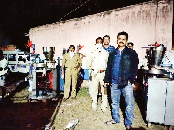 ନିର୍ଗୁଣ୍ଡିରୁ ନକଲି ଜର୍ଦ୍ଦା କାରଖାନା ଠାବ, ୨ ଅଟକ