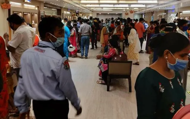 କୋଭିଡ ନିୟମ ଭାଙ୍ଗି କଟକରେ ସିଲ ହେଲା ସୁନା ଦୋକାନ