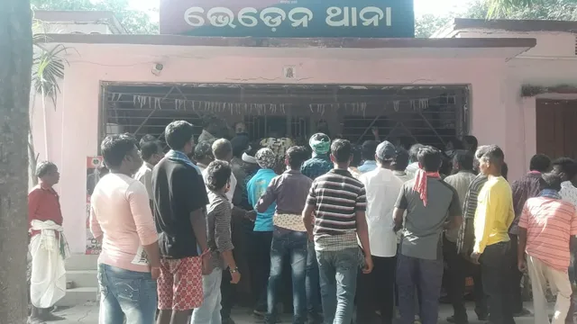 ଭେଡେନ୍‌ ଥାନାରେ ଉତ୍ତେଜନା: ଗ୍ରାମବାସୀଙ୍କ ଇଟା-ପଥର ମାଡ଼ରେ ପୁଲିସ କର୍ମୀ ଗୁରୁତର, ଭାଙ୍ଗିଲା ସାମ୍ବାଦିକଙ୍କ ଗାଡ଼ି