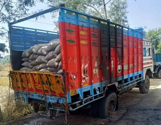 ଟିଟିଲାଗଡ଼ ଏଫ୍‌ସିଆଇ ଗୋଦାମ ସମ୍ମୁଖରେ ଅଗ୍ନିକାଣ୍ଡ, ଅଳ୍ପକେ ବର୍ତ୍ତିଲା ଟ୍ରକ୍‌