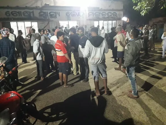 ବନ୍ଧୁକ ଫୁଟାଇ ଲୁଟିଲେ : ଲୁଟେରାଙ୍କ ଆକ୍ରମଣରେ ସୁନା ଦୋକାନୀ ଗୁରୁୁତର, ବନ୍ଧୁକ ଓ ବାଇକ୍‌ ଜବତ, ୨ ଲୁଟେରା ଗିରଫ