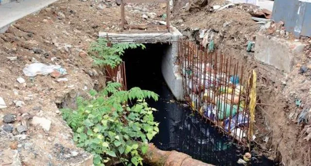 ଅଧା ହୋଇ ପଡ଼ିଛି ଡ୍ରେନ୍ ନିର୍ମାଣ : ବିପର୍ଯ୍ୟସ୍ତ ଡ଼୍ରେନେଜ ବ୍ୟବସ୍ଥା ସୁଧାରିବା ଦାବି