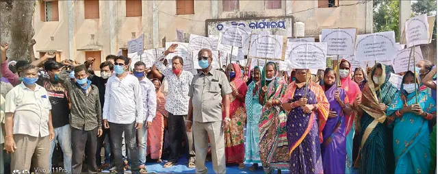 ୪ ଦଫା ଦାବିରେ ତହସିଲ କାର୍ଯ୍ୟାଳୟ ସମ୍ମୁଖରେ ଧାରଣା