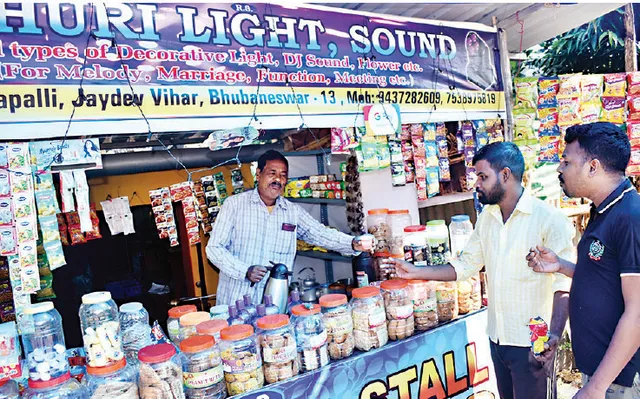 ଚା’ ବିକିଲେ ଟେଣ୍ଟ୍‌ ବ୍ୟବସାୟୀ